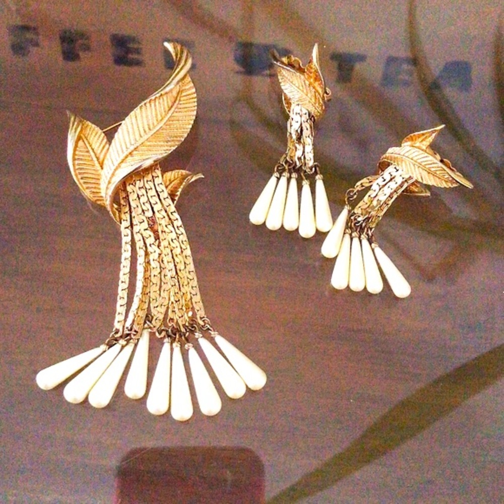 Vintage 50s 60s Dangle Faux Pearl Brooch and Earrings Demi Parure Unsigned MCM - Picture 5 of 7
